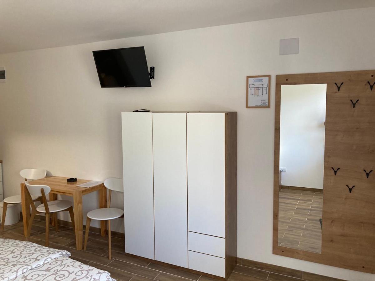 Srebrna Laguna Apartment Veliko Gradiste Bagian luar foto