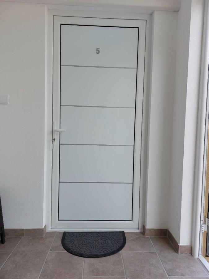 Srebrna Laguna Apartment Veliko Gradiste Bagian luar foto